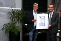 HJE Gründer und Geschäftsführer Heinz-Josef Eickhoff (links) mit IHK Bereichsleiter Klaus Fenster (rechts) bei der Urkundenübergabe.