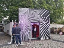 Das Berliner Künsterkollektiv Klebebande gestaltete die Außenseite des Oris Art Cubes in München. 